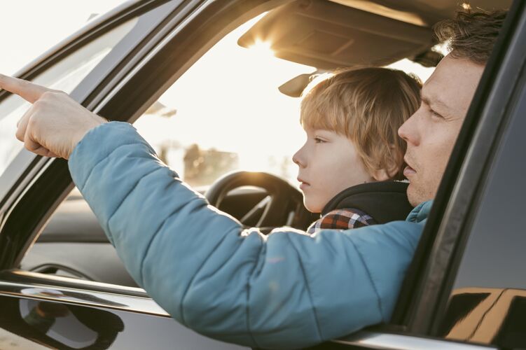 休闲父亲和孩子在车里的侧视图 而在公路旅行冒险父亲冒险