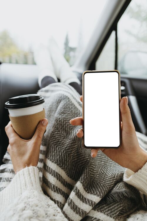 假期一个拿着空白电话和咖啡的女人屏幕杯子汽车