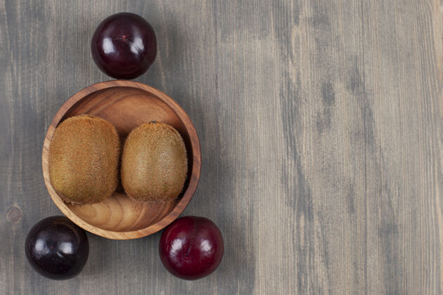 营养素多汁的李子和奇异果放在木桌上高质量的照片饮食杂货店矿物质