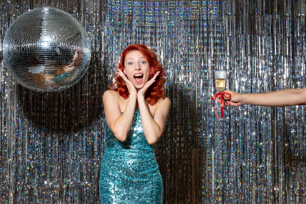 女性年轻女性在派对上庆祝新年 在闪亮的窗帘上拿香槟新年新年