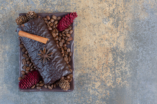 豆巧克力卷配咖啡豆和松果高品质照片糖卷巧克力