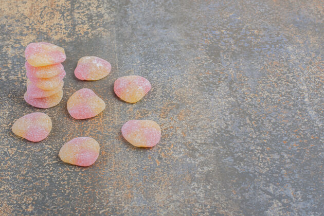 糖果甜甜的彩色果冻糖果在黑暗的背景高品质的照片糖果果冻糖果