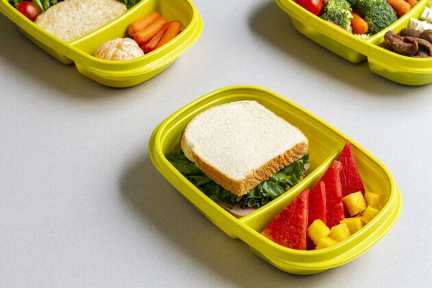 包装高角度包装的三明治和水果排列食物营养
