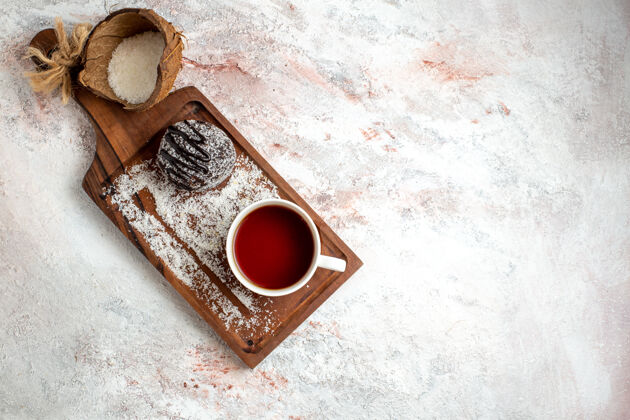 孔俯瞰美味的巧克力蛋糕配上一杯白底茶巧克力蛋糕饼干糖甜饼茶饼干生的巧克力