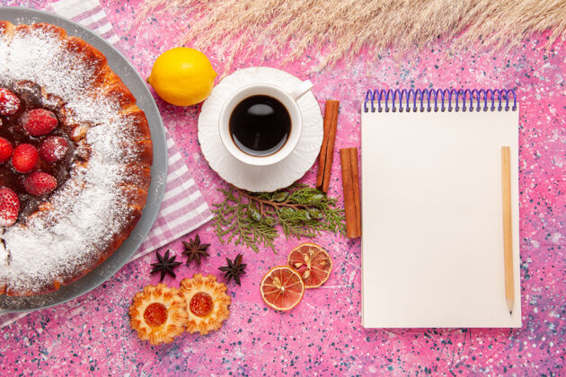 记事本俯视美味草莓蛋糕糖粉饼干笔记本和茶上的粉红色背景蛋糕甜甜饼干饼干茶饼干饼干视图