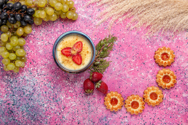 水果顶视图美味的奶油甜点与新鲜的绿色葡萄和饼干的浅粉色背景甜点冰淇淋浆果奶油甜水果蔬菜洋葱肉