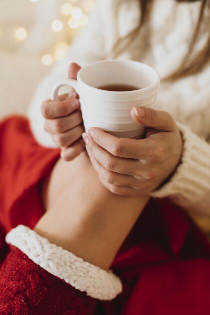 季节性女人在家放松 端着一杯茶温暖和平舒适