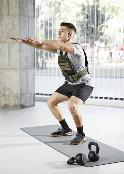 垂直全速男子瑜伽垫训练健身运动成人