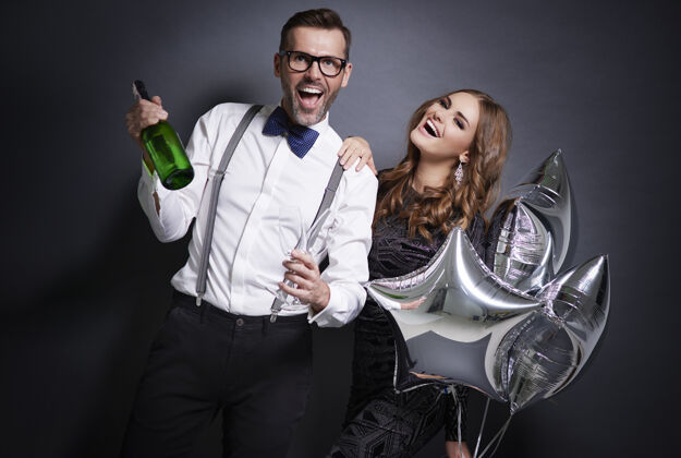 香槟快乐的夫妇用香槟庆祝新年年年派对社交活动