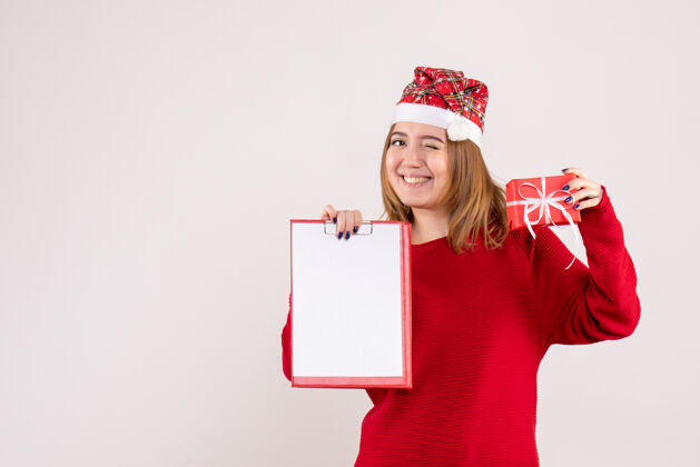 购物前视图年轻女性 几乎没有礼物和文件说明圣诞节礼物桌子