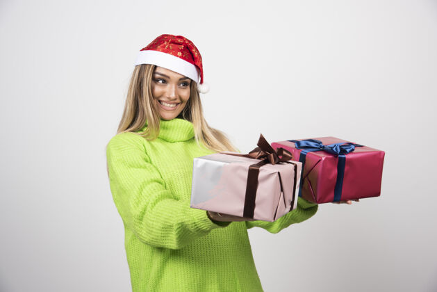 礼物送圣诞礼物的年轻女子盒子成人礼品盒