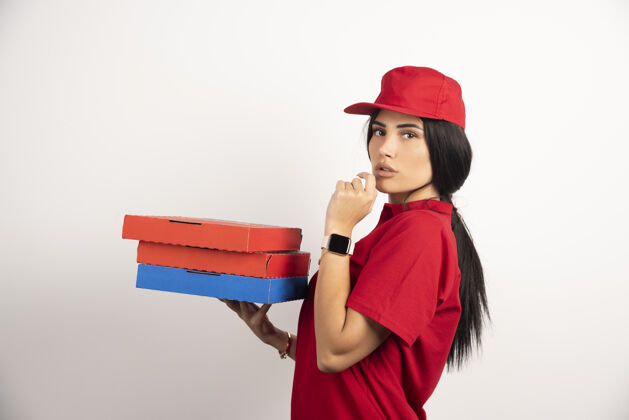 惊喜女信使拿着一堆比萨饼盒快递红色制服女孩