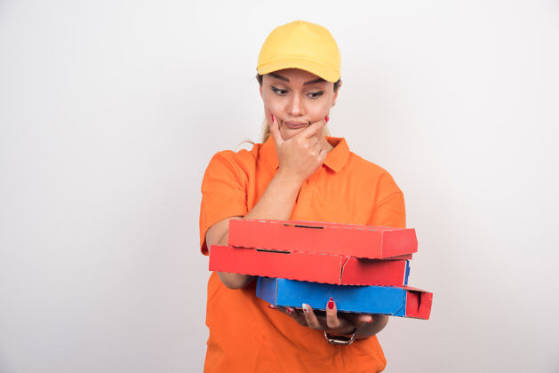 手掌金发女送货员一边拿着比萨饼盒一边想着什么送货服务成人