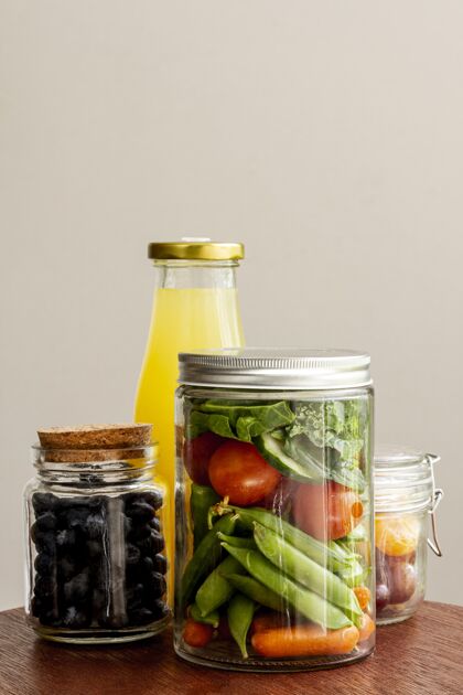 烹饪包装食品和果汁瓶的成分排列垂直包装