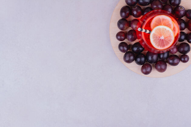素食红樱桃浆果配上一杯果汁就成了灰色扁豆生物美味