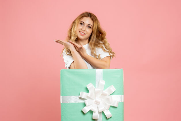 成人正面图：站在蓝色礼品盒内的年轻女性年轻女士圣诞节