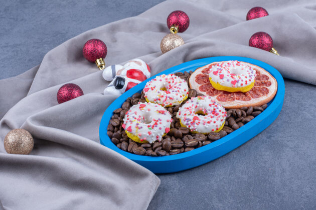 好吃装满咖啡豆和甜甜圈的蓝板圣诞节可食用豆