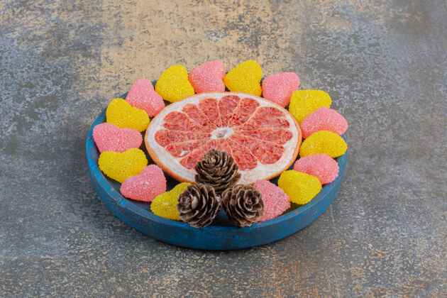 营养果酱配葡萄柚片和松果高品质照片食物水果甜点