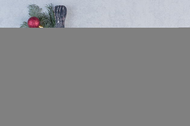 糕点自制糕点和果酱放在黑板上果冻圣诞饰品球