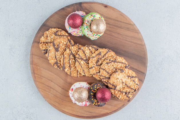 糖果在大理石背景板上放上一捆饼干和小甜甜圈商品捆绑烘焙食品