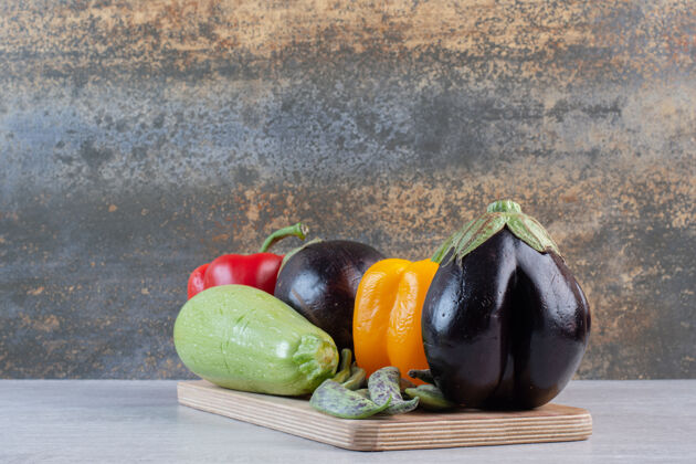 豆类茄子 甜椒和西葫芦在木盘上高品质的照片农业西葫芦茄子