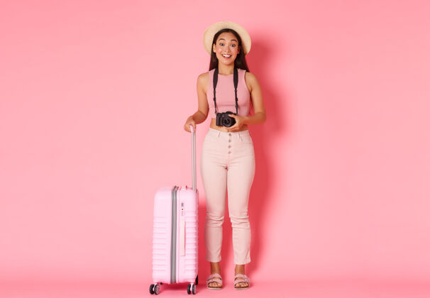 旅游带着手提箱的年轻女子休闲飞行旅行