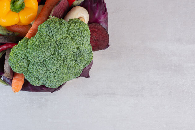 蔬菜石桌上的新鲜有机蔬菜高品质照片健康辣椒各种