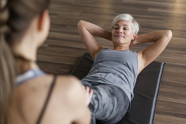 健康与私人教练高视角仰卧起坐锻炼锻炼运动计划