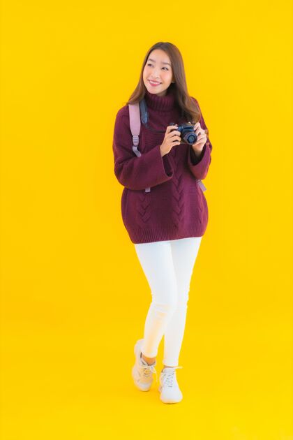 袋子带着背包和相机的美丽亚洲年轻女子的肖像 用于度假旅行漂亮独唱中文