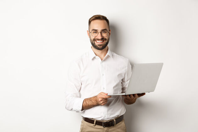 员工成功的商人用笔记本电脑工作 用电脑 微笑 站着经理商人男人
