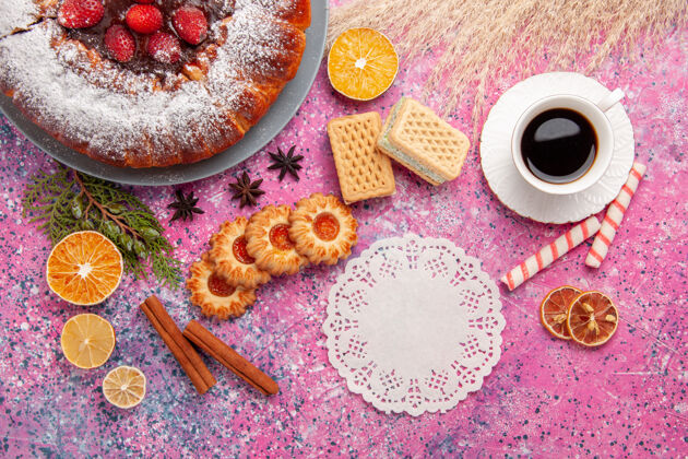 盘子俯瞰美味草莓蛋糕配饼干茶和华夫饼浅粉色背景蛋糕烘焙甜甜饼干饼干派饼干午餐草莓
