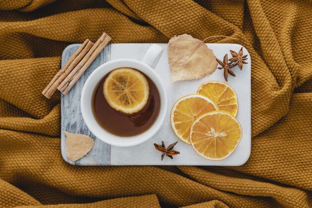 早晨上面有干柠檬片和肉桂棒的顶视图茶风格温暖心情