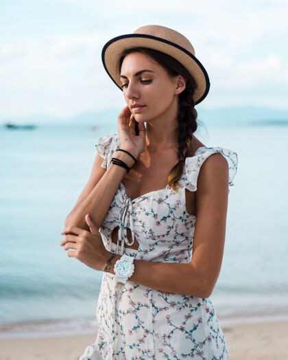淑女积极冷静的女人穿着浅色夏装 头戴草帽 热带位置肖像健康海滩