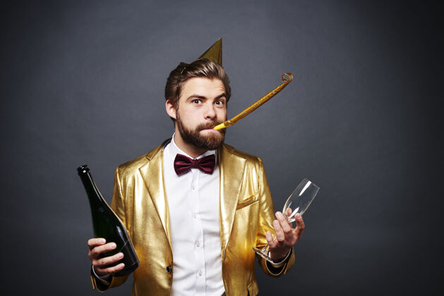 鞠躬拿着香槟和香槟酒杯的男人的肖像年领结领带