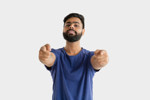 手势美丽的男性肖像年轻感性的印度教男人穿着蓝色衬衫面部表情 人类情感指点和选择肖像人美丽