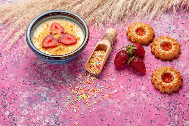 蔬菜顶视图美味的奶油甜点与红色切片草莓和小饼干浅粉色背景甜点冰淇淋甜水果晚餐盘子午餐