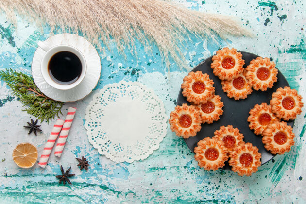 百吉饼俯瞰美味的小饼干与百吉饼和咖啡杯上的蓝色办公桌饼干甜甜的糖的颜色装备饼干饼干