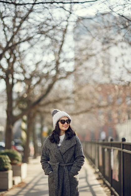 模型优雅的女孩走在冬天的城市里领域街道美丽