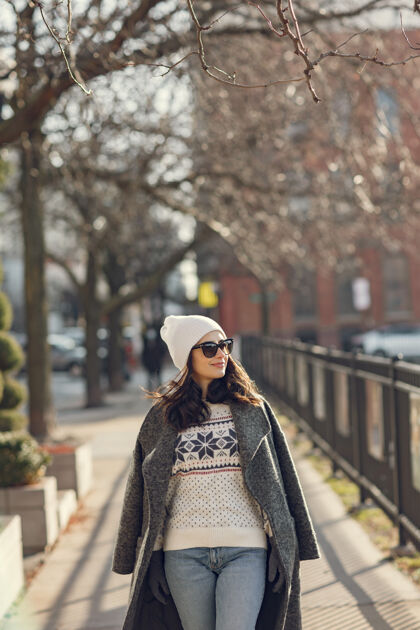成年人优雅的女孩走在冬天的城市里自然休闲模型