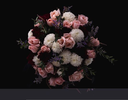 花束特写镜头的豪华花束粉红玫瑰和白色 红色大丽花的黑色背景花瓣花植物