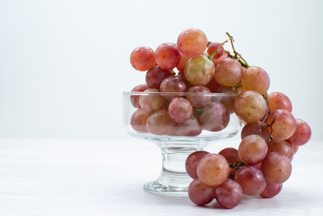 新鲜正面观新鲜的酸葡萄 酸而醇厚的果实 白色的表面 新鲜的果树 醇厚的酒树水果醋栗葡萄酒