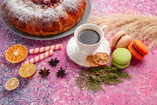 草莓正面是美味的草莓蛋糕 配上法式马卡龙和一杯红茶蛋糕 甜甜的甜饼茶茶风景曲奇