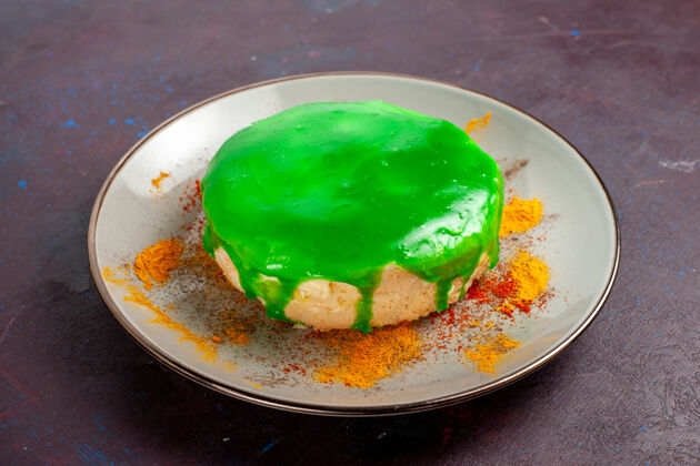 茶前视小蛋糕美味的绿色奶油蛋糕糖饼干甜饼饼干茶餐胡椒饼干