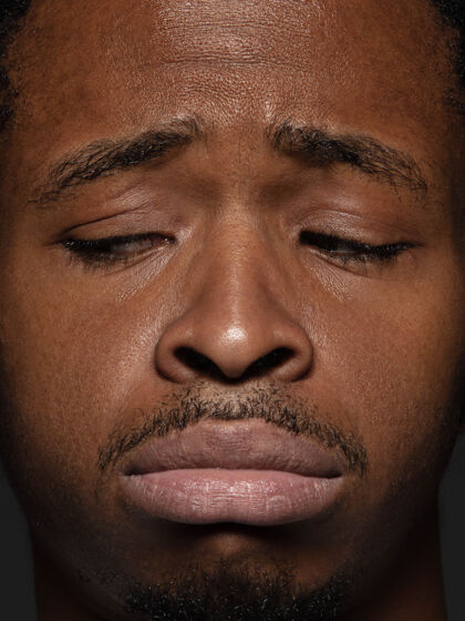 男人年轻而感性的非洲裔美国男人的特写肖像皮肤和面部表情保持良好的男模人类情感的概念沮丧 悲伤 缺乏动力男性英俊模特