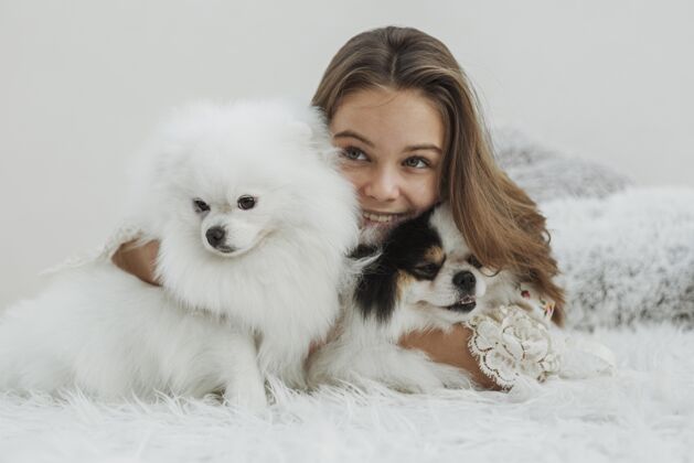 快乐女孩和可爱的白色小狗前视图可爱感情同伴