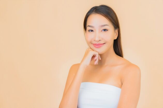韩国人肖像美丽的年轻亚洲女子在温泉与自然化妆米色亚洲人模特干净