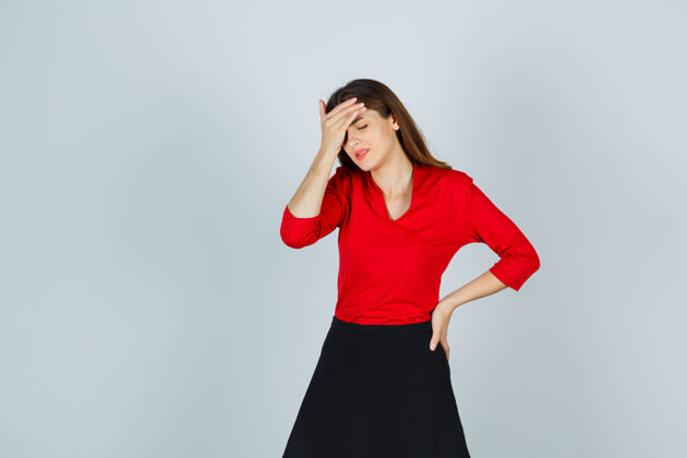 表情穿着红衬衫 黑裙子 一只手举在头上的年轻女人沟通恼火成人