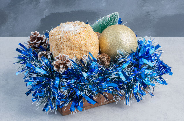 节日片状蛋糕嵌套在一捆圣诞装饰大理石表面甜点装饰美味