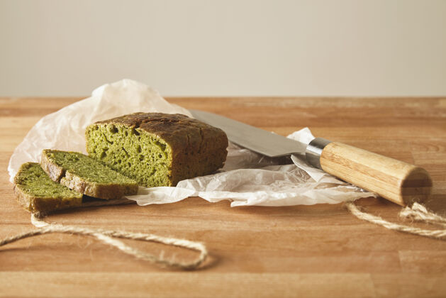 烹饪切片绿色乡村健康面包菠菜面团隔离与反刀切割木板上的白色背景准备午餐田野