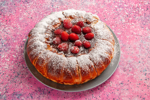 饼干正面图草莓蛋糕加巧克力和糖粉放在粉红色的桌子上蛋糕饼干甜甜的派糖蛋糕水果草莓